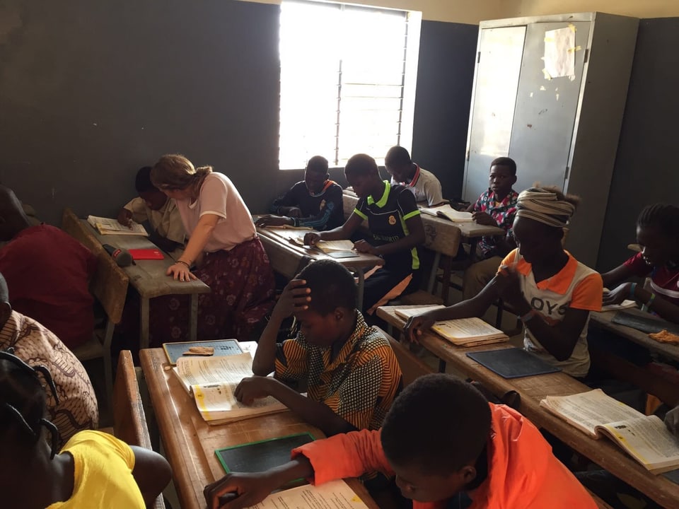 Klassenzimmer einer Primarschule nähe Oagadougou. Kinder sitzen nahe beieinander.