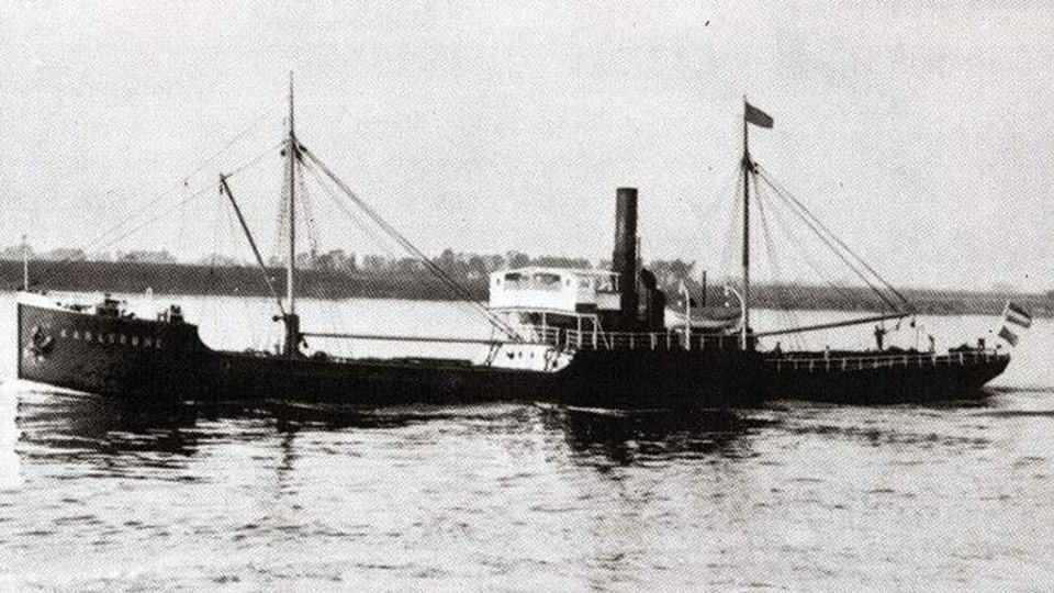 Eine alte Schwarz-Weiss-Aufnahme der SS Karlsruhe auf dem Wasser.