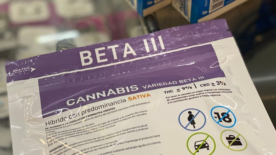 Eine Packung Cannabis von nahem fotografiert.