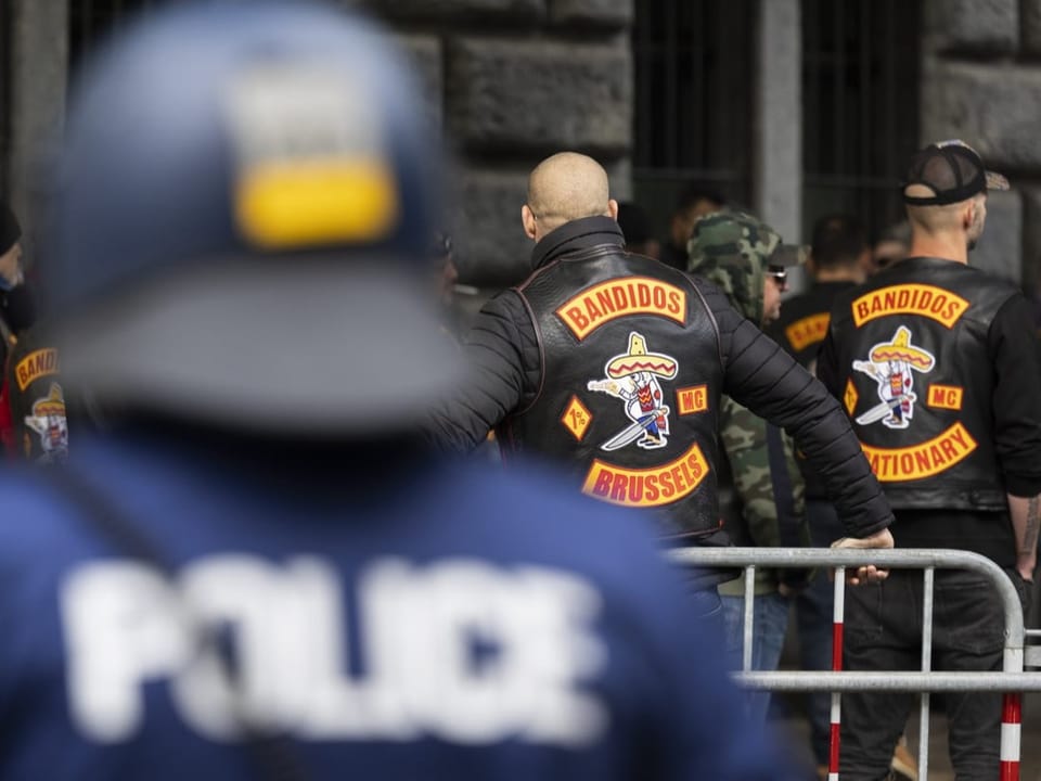 Mitglieder von ausländischen Bandidos-Ablegern stehen vor dem Gerichtsgebäude.