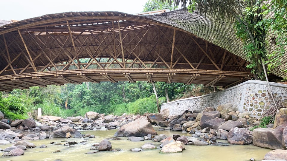 Eine Bambusbrücke.