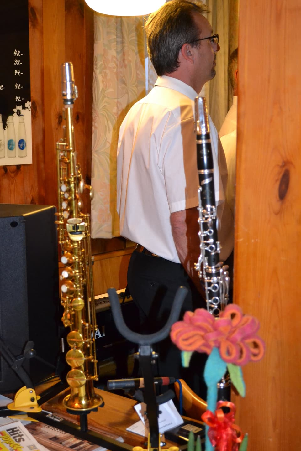 Zwei Klarinetten auf einem Instrumentenständer.