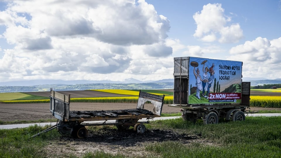 Abgefackelter Anhänger auf einer Wiese