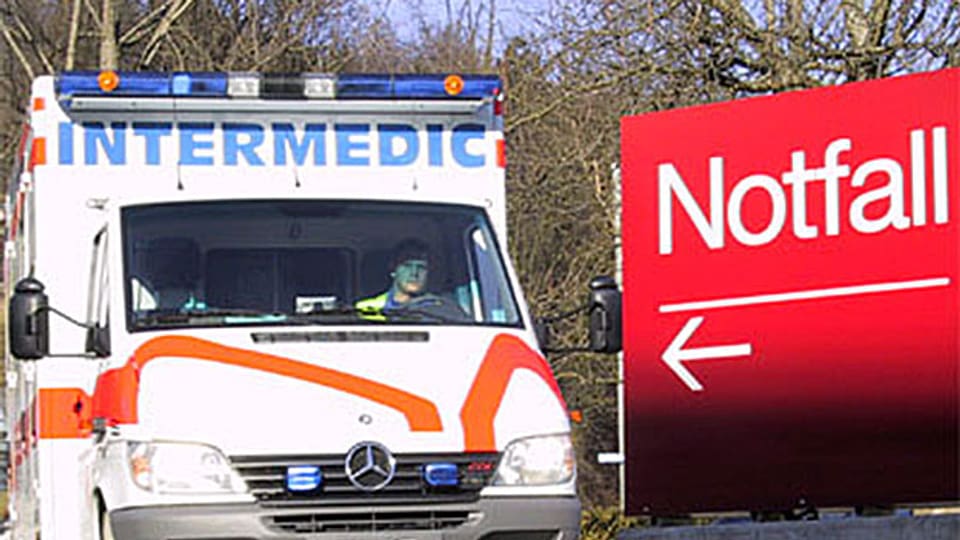 Rettungswagen der Intermedic vor der Notfalleinfahrt eines Spitals