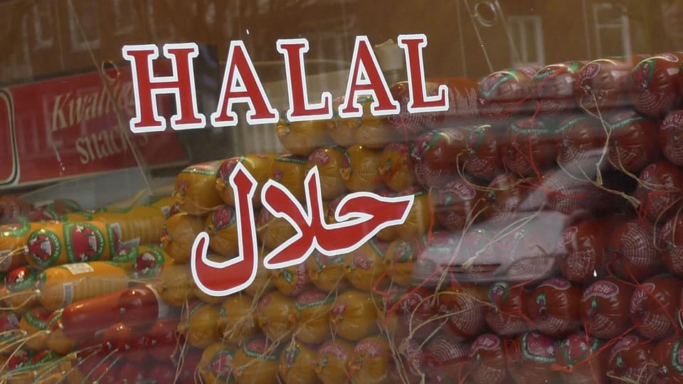 Halal-Würste liegen hinter einer Glasfront, auf der «halal» steht.