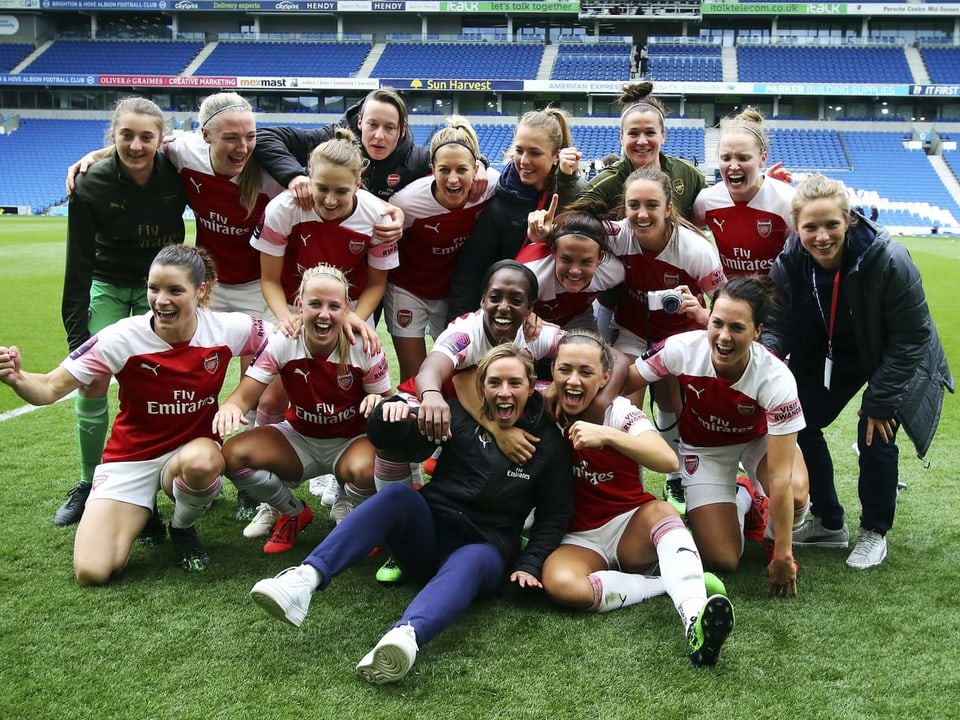 Die Frauen von Arsenal feiern den Titel.