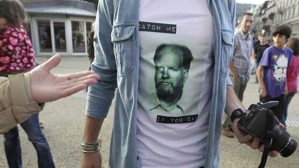T-Shirt mit Porträt Kneubühls und der Aufschrift «Catch me if you can».