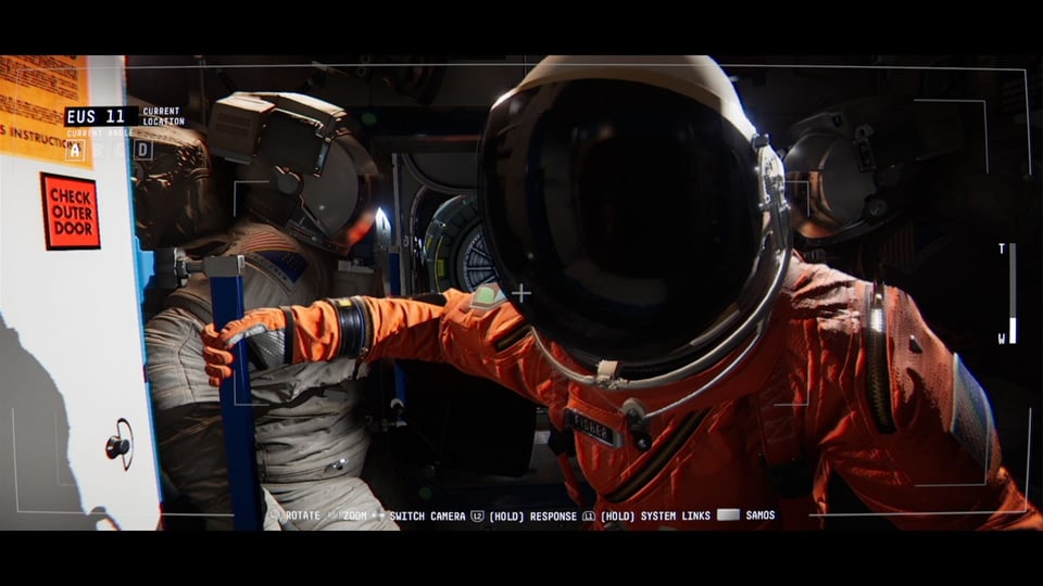 Eine Astronautin in ihrem orangen Raumanzug, der sehr an den Film 2001: A Space Odyseey erinnert, auf ihrer Raumstation Observation.