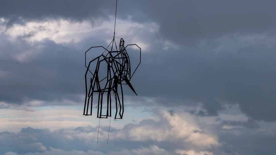 Elefanten-Skulptur in Luft