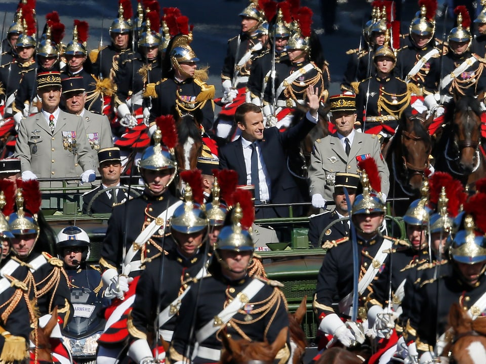Emmanuel Macron inmitten von Soldaten