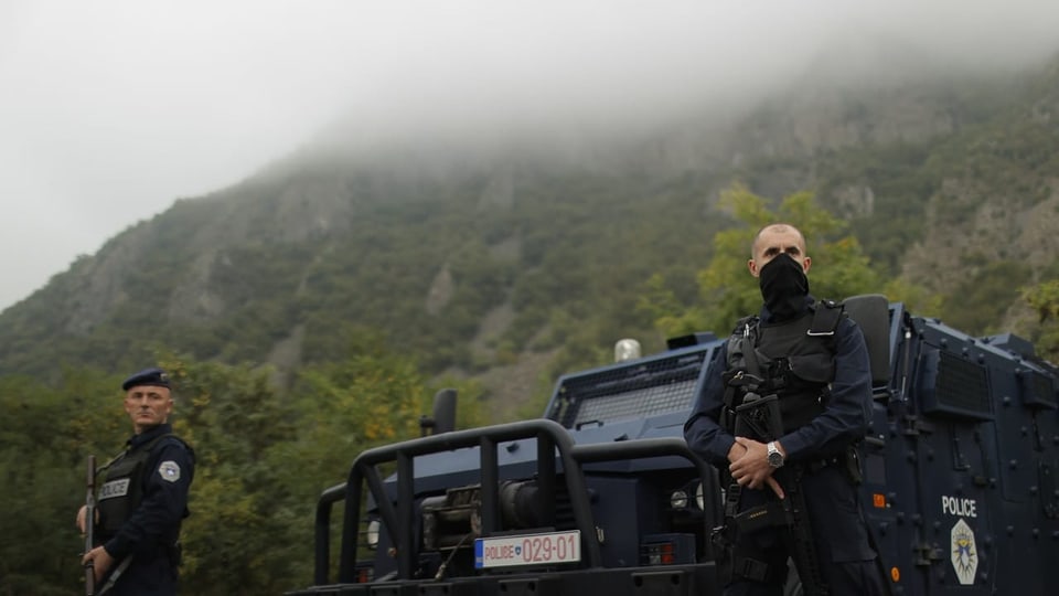 Zwei Männer patrouillieren an der Grenze zwischen Serbien und Kosovo