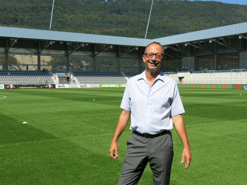 Carlo Häfeli steht auf dem Fussballplatz.