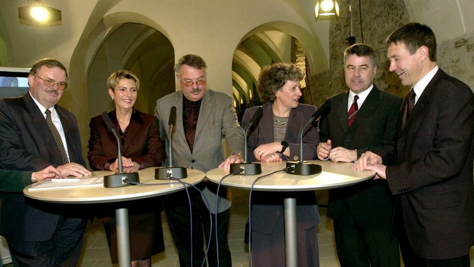 Die St. Galler Regierung nach der Wahl 2000 am Stehtisch.