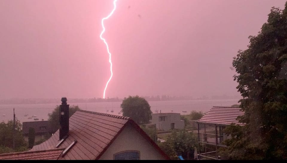 Ein Blitz schlägt bei Ermatingen ein (5. August).