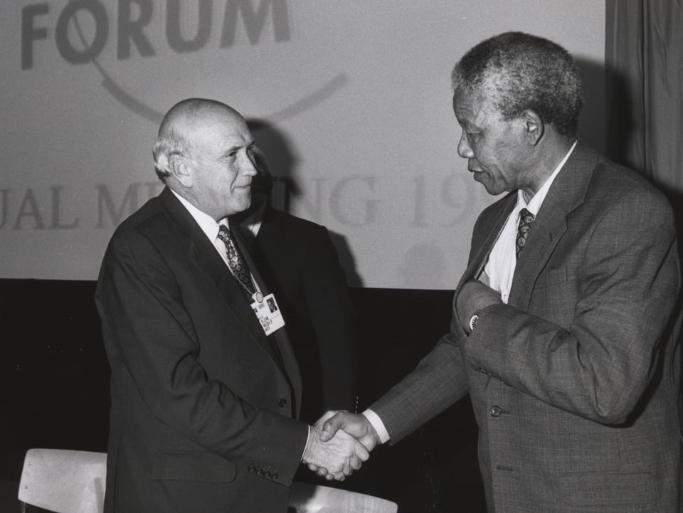 Der erst zwei Jahre zuvor freigelassene Nelson Mandela und der damalige südafrikanische Staatspräsident Willem de Klerk reichen sich beim WEF 1992 die Hand. 