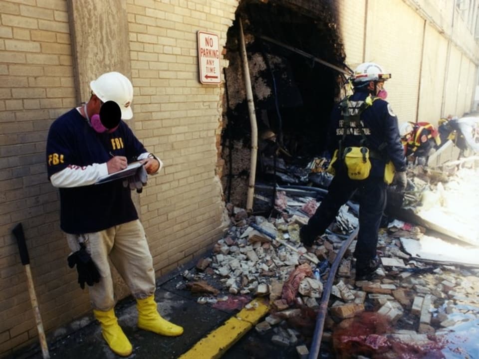 Feuerwehrmänner vor einer eingestürzten Fassade.