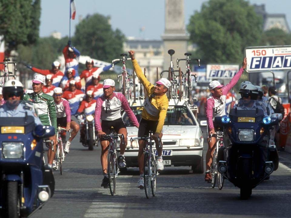 Bjarne Riis und seine Telekom-Teamkollegen lassen sich 1996 bei der Ankunft in Paris feiern.
