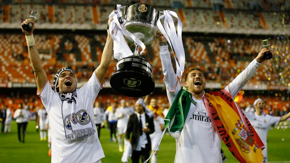 Pepe und Sergio Ramos mit dem Cup-Pokal