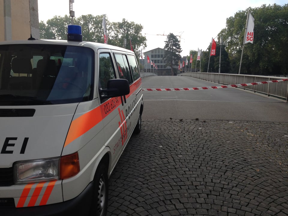 Einsatzwagen der Kantonspolizei Solothurn steht vor der abgesperrten Kreuzackerbrücke. 