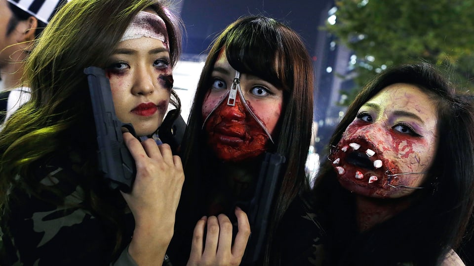 Drei junge Frauen feiern Halloween im Szeneviertel Shibuya. Sie sind verkleidet als Zombies.