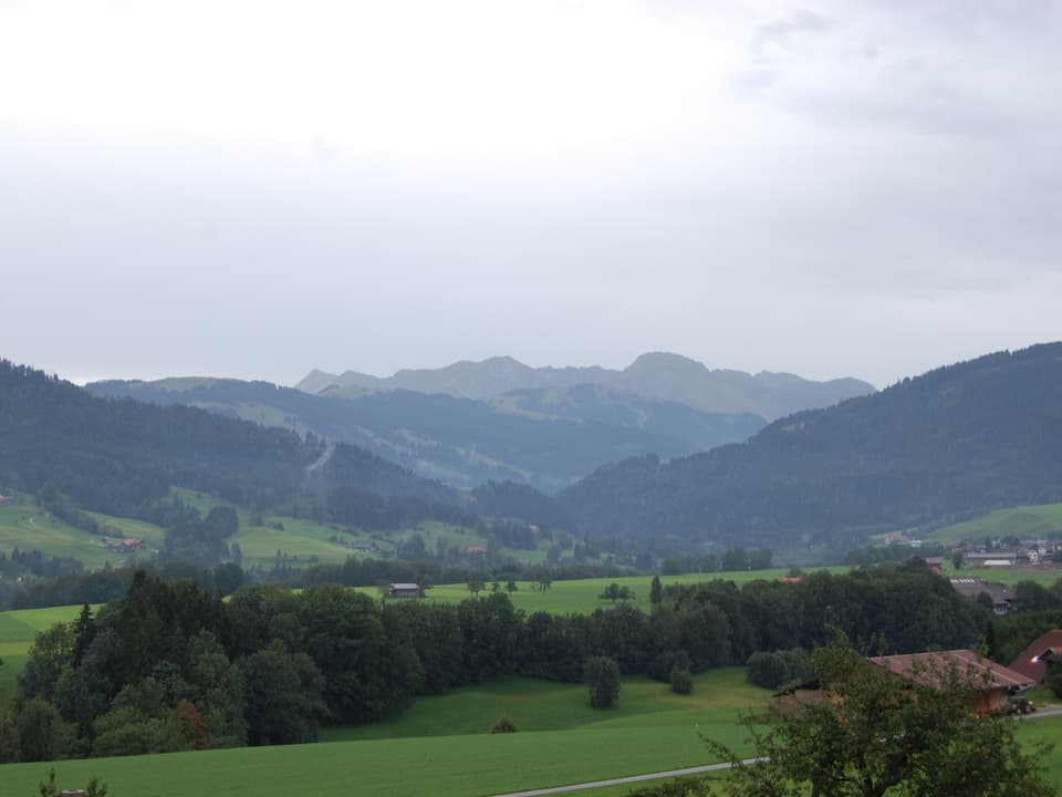Das Sense-Oberland von Zumholz Richtung Schwarzsee.