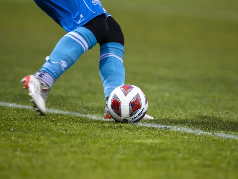Am Sonntagnachmittag war es noch möglich Fussballtorwart beim Abstoss
