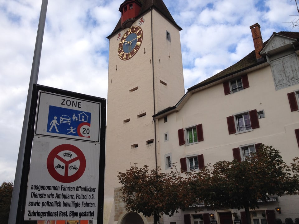Verbotsschild vor dem Spittelturm in Bremgarten
