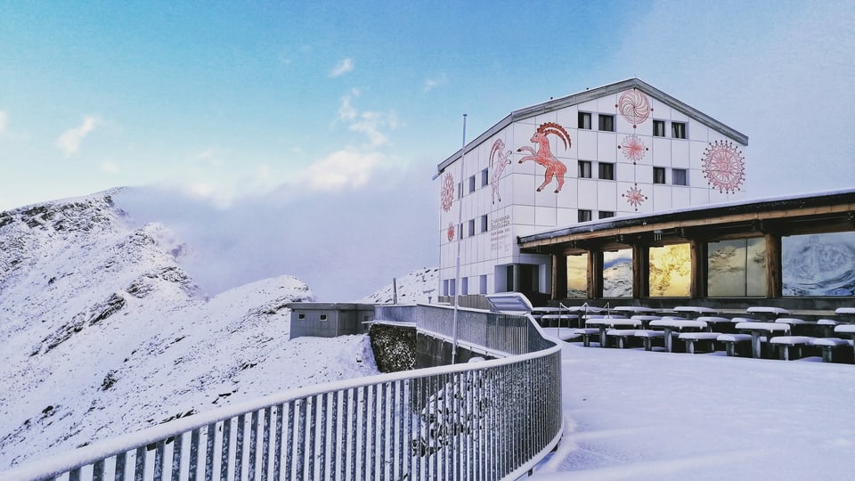 Das Berghaus Diavolezza ist komplett unter einer feinen Schneedecke