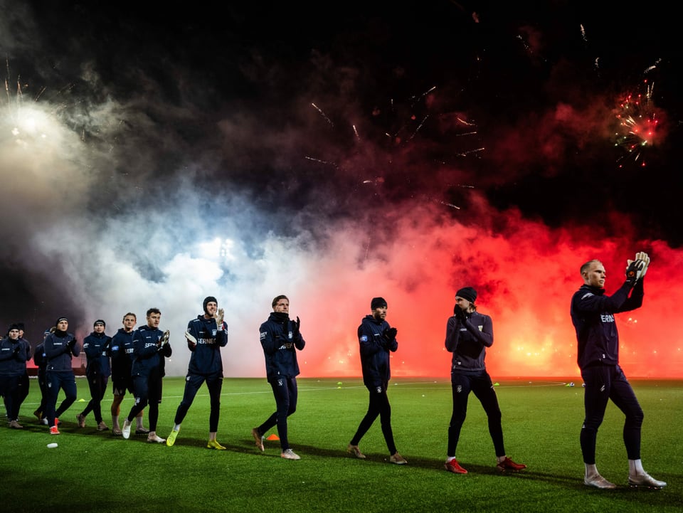 Die Göteborg-Spieler wurden von ihren Fans beim ersten Training im neuen Jahr mit einem Knall begrüsst. Die Eqiupe, auf Platz 9 der höchsten schwedischen Liga, bestreitet ihr erste Spiel 2023 am 20. Januar.