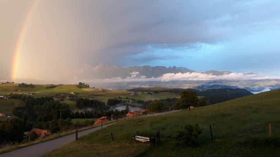 Regenbogen und blauer Himmel.