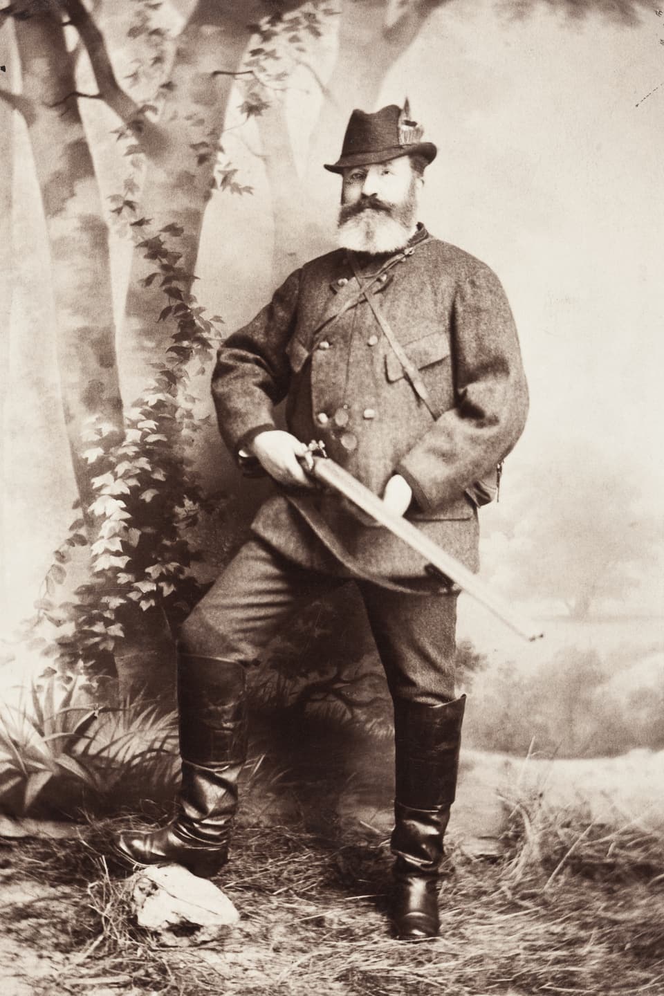 Hans von Hallwyl posiert in Jagdmontur mit Gewehr