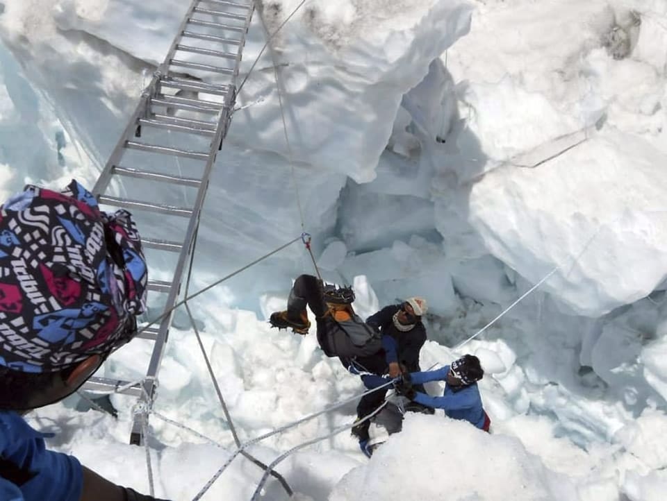 Rettungskräfte bergen einen verletzten Bergsteiger am Mount Everest.