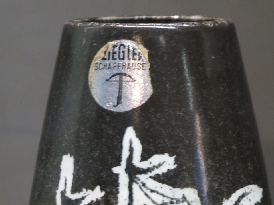 Typische Ziegler-Etikette mit dem Armbrust auf einer Vase.