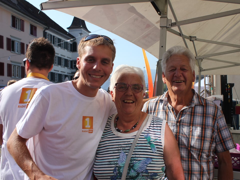 Reto Scherrer mit seinen Eltern. 