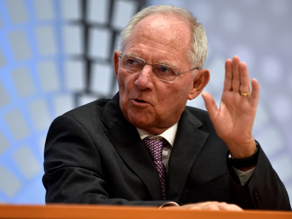 Wolfgang Schäuble gestikuliert