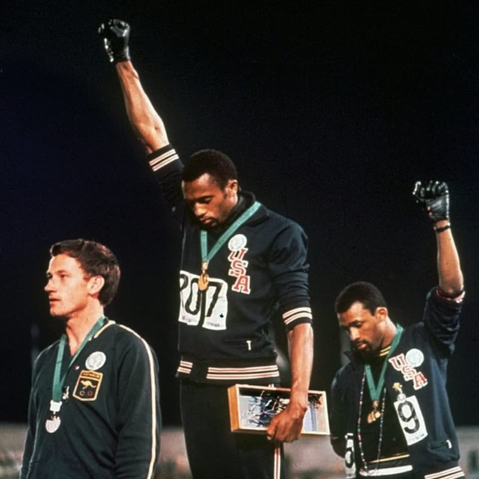 US-Leichtathleten Tommie Smith und John Carlos bei der Siegerehrung 