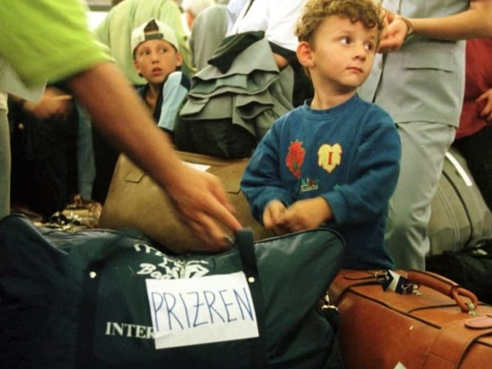 Ein Kind von Kosovo-Flüchtlingen vor dem Abflug am Flughafen Zürich, Juli 1999
