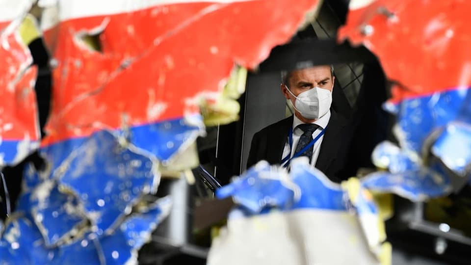 Ein Richter inspiziert im Mai 2021 rekonstruierte Trümmerteile der MH17 in den Niederlanden. 