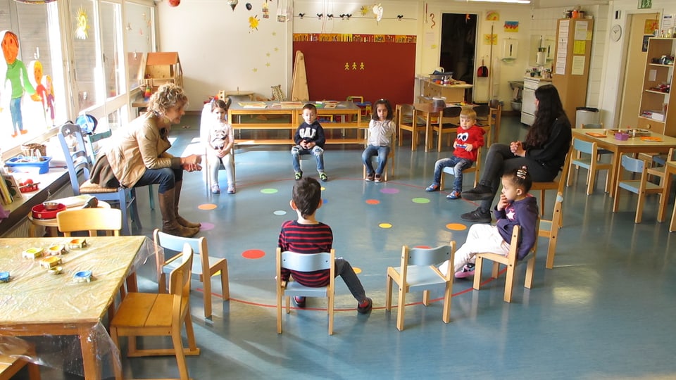 Kinder im Kindergarten sitzen im Kreis