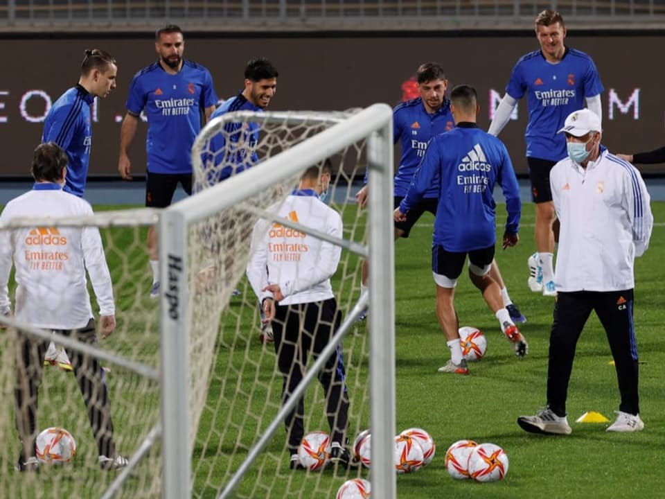 Training in bedenklicher Ferne Real-Madrid-Spieler im Training.
