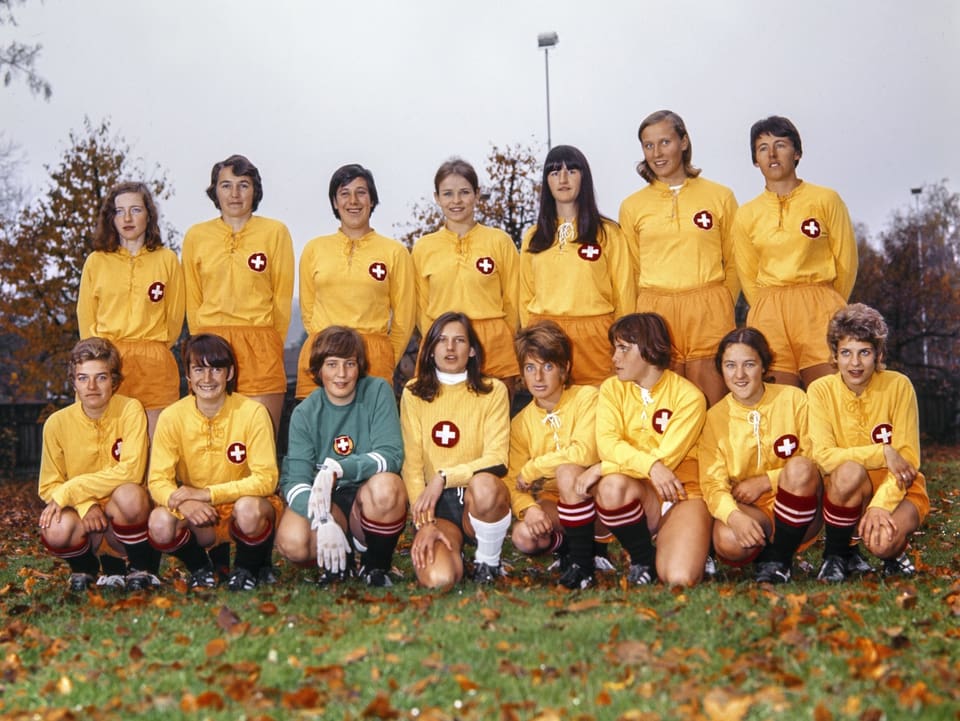 Farbbild des ersten weiblichen Schweizer Fussballnationalteams.