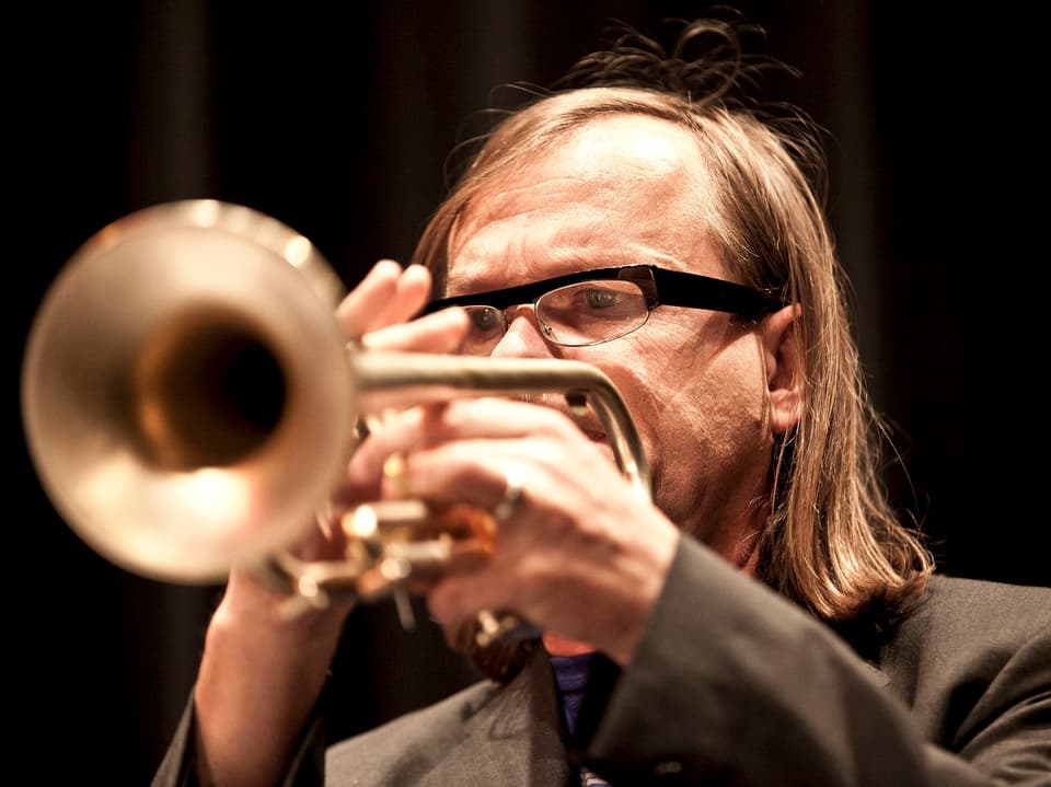 Bild des Trompeters Peter Schärli in Aktion. 