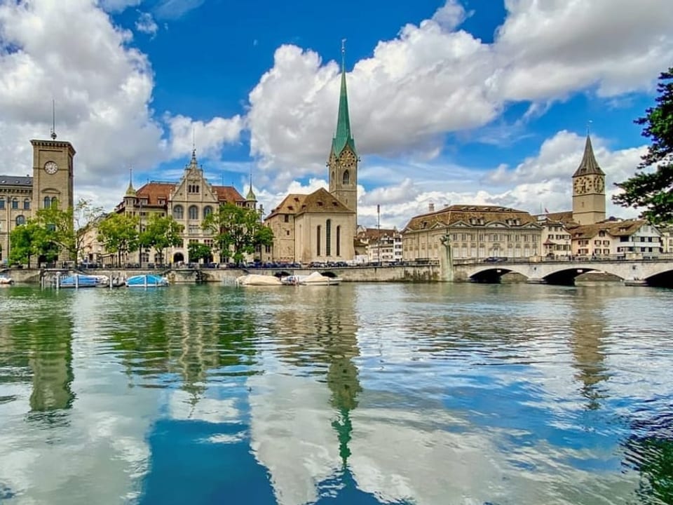 Leicht bewölkter Himmel über Zürich und der Limmat.