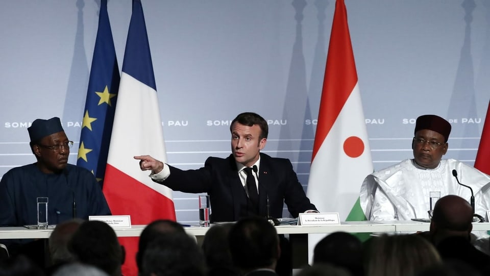  Der französische Präsident Emmanuel Macron flankiert vom nigerischen Präsidenten Mahamadou Issoufou (R) und dem tschadischen Präsidenten Idriss Deby spricht während einer Pressekonferenz im Rahmen des G5-Sahel-Gipfels über die Situation in der Sahelregion im Chateau de Pau in Pau