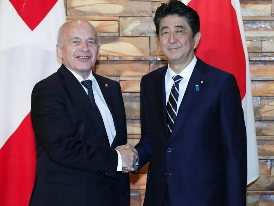 Der damalige Bundespräsident Ueli Maurer schüttelt dem japanischen Premierminister Shinzo Abe die Hand,