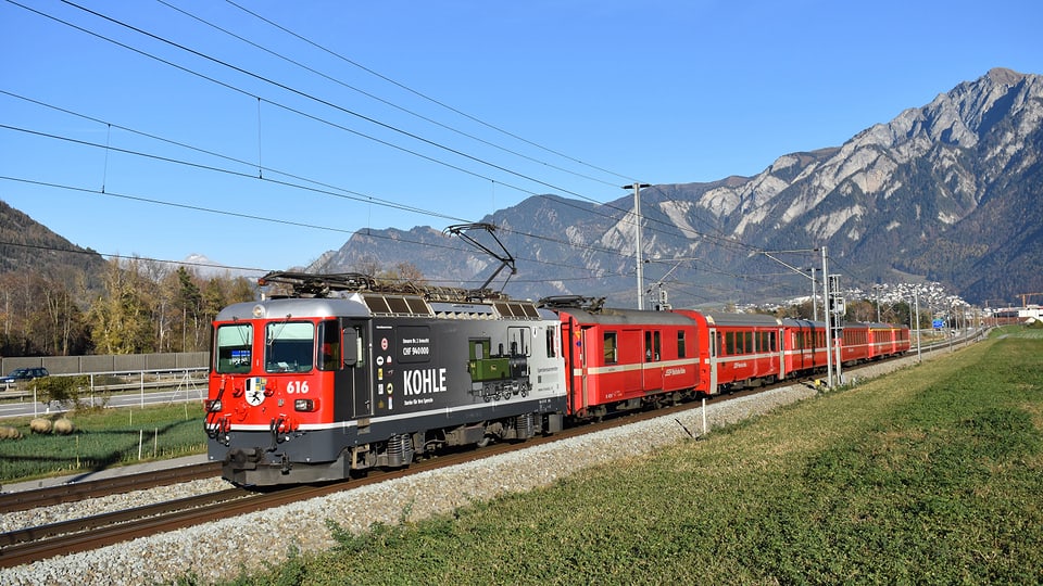 Roter Zug mit der Aufschrift «unsere Dampflok Nr. 1 braucht Kohle».
