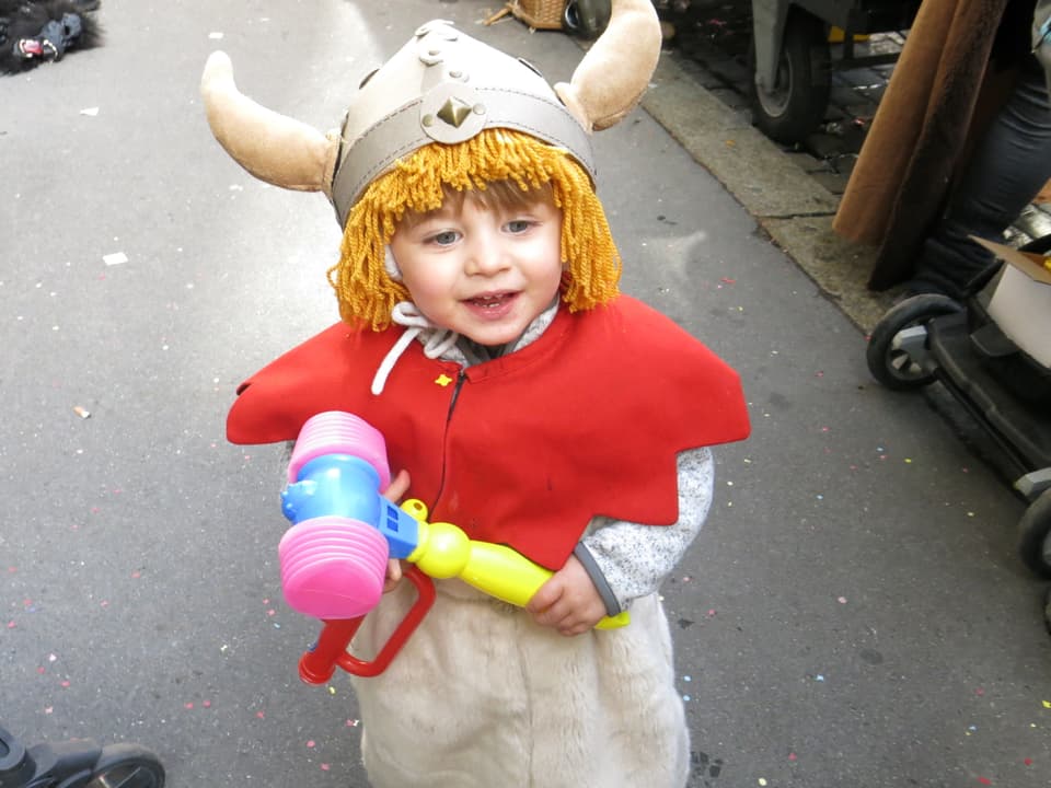 Kleines Kind als Wikinger verkleidet an der Luzerner Fasnacht. 