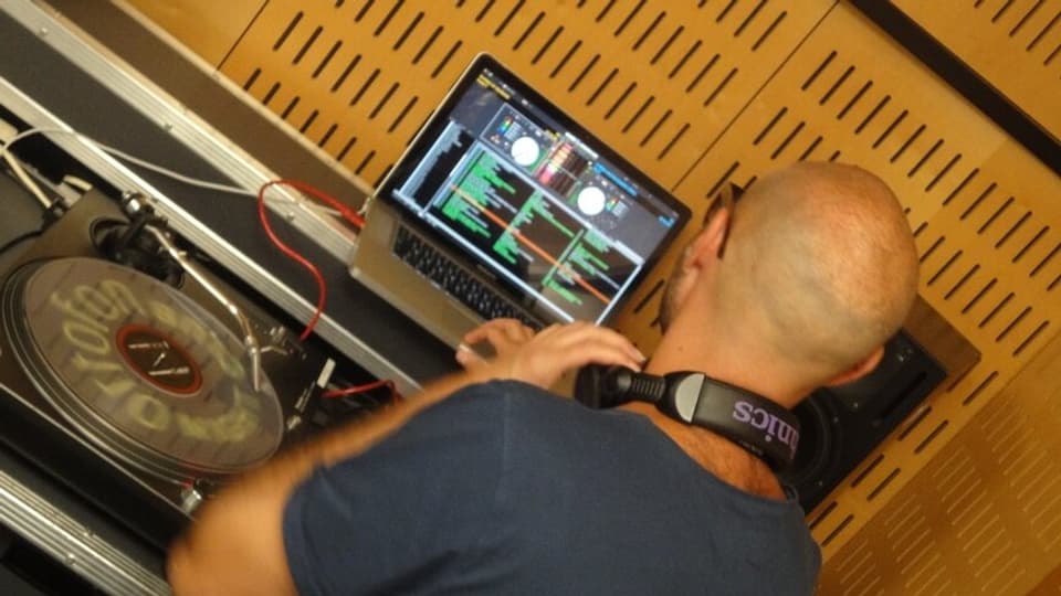 DJ K-Rim bei Radio SRF Virus an den Plattentellern.