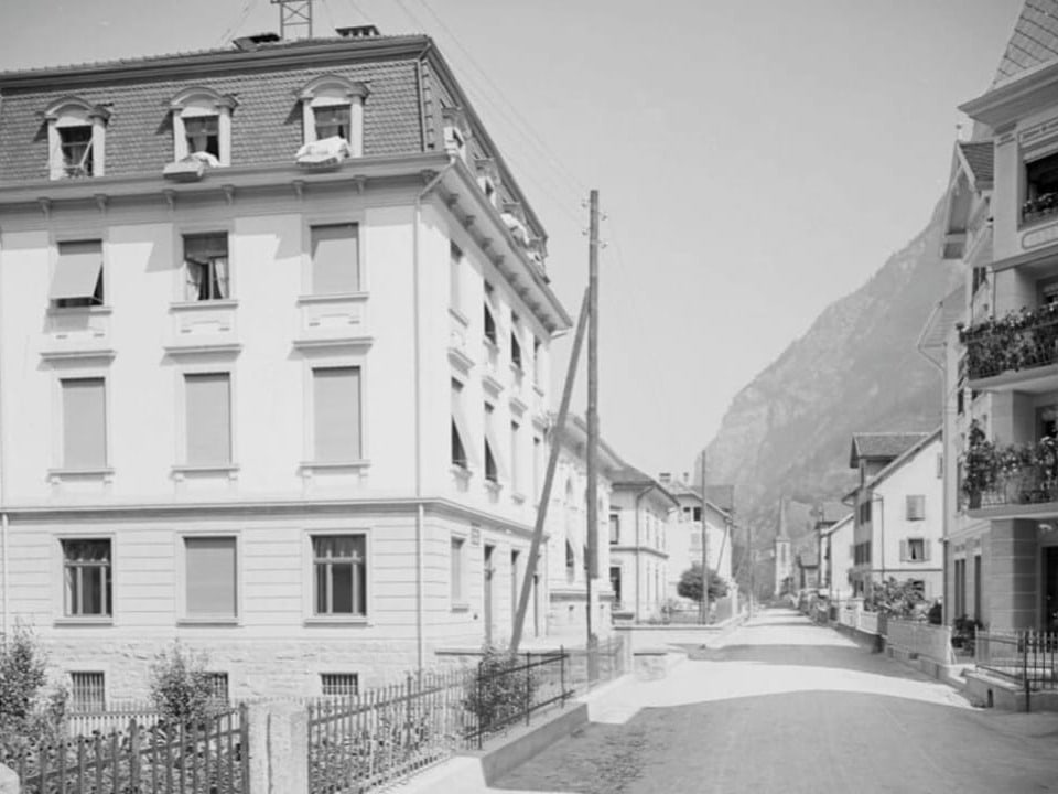 Foto um 1910 zeigt neues Dorfzentrum von Erstfeld mit schönen Häusern. 