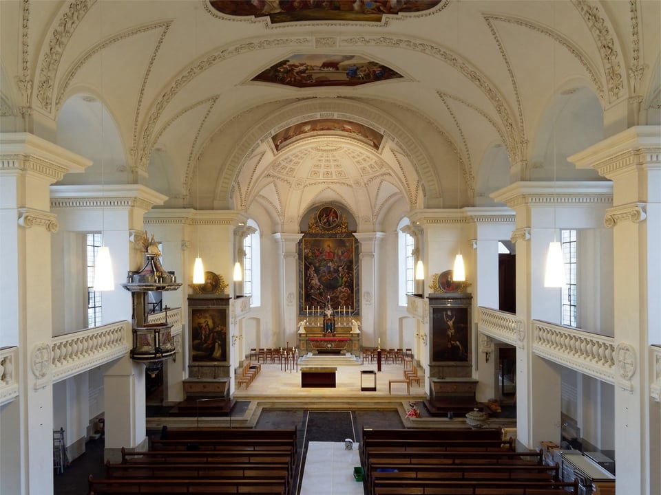 Altarraum in Kirche. Kirchenbänke.
